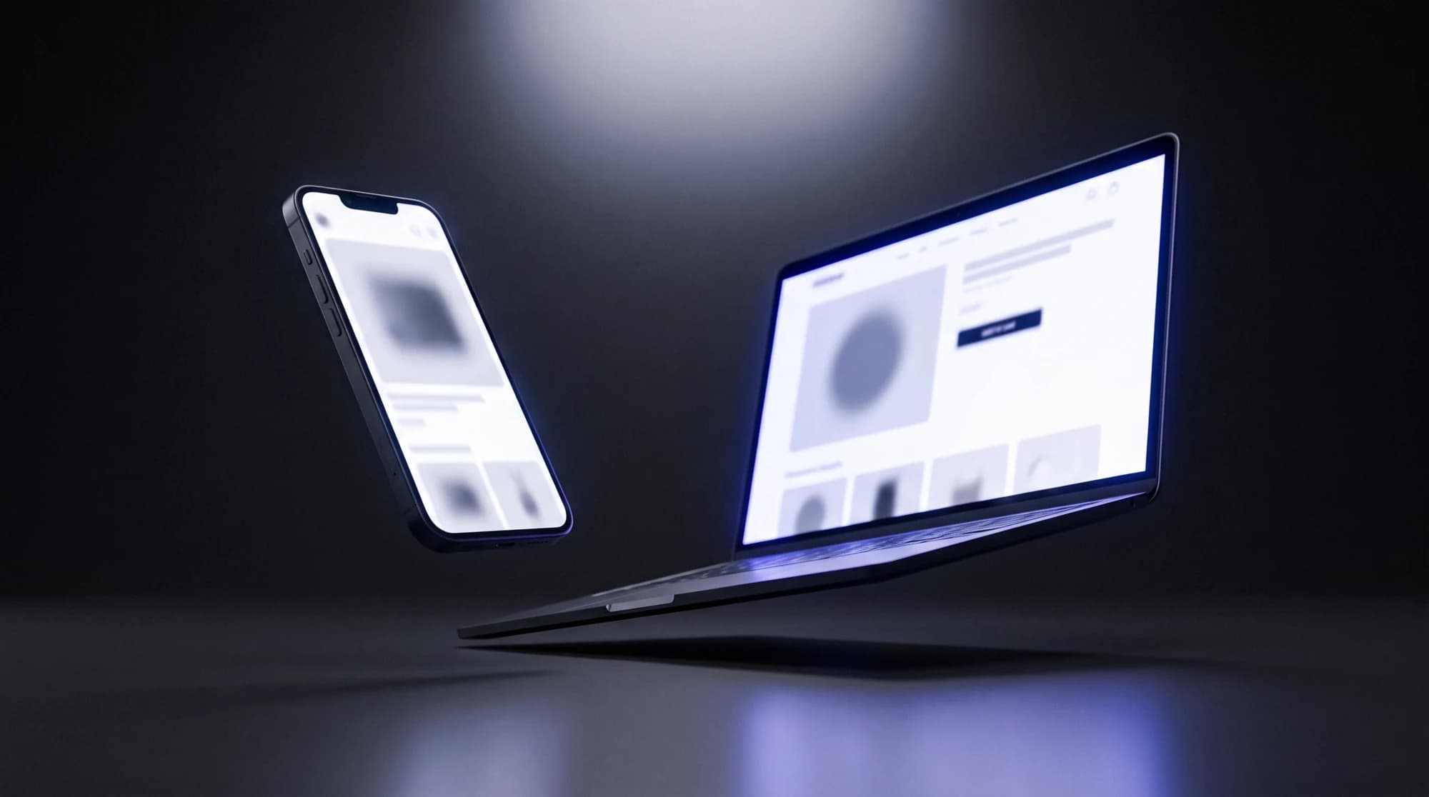 Zwevende telefoon en laptop met een minimalistische webshop-interface, dramatisch belicht tegen antraciet.